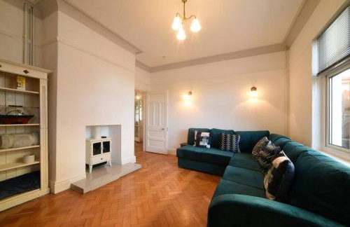 Gorwel is an Art Deco 1930s villa with sea views - Foto 36