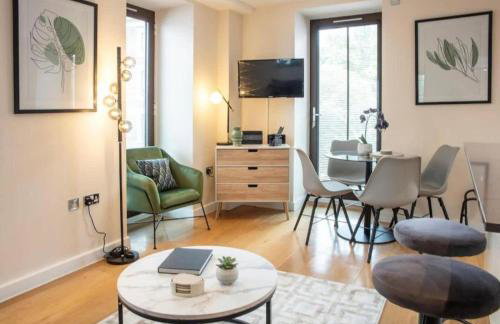 Westminster 2 bed 2 bath apartment with Air-Con - Photo 17