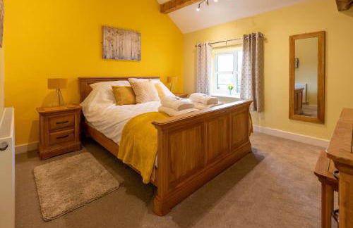 Caer Fedwen Barns Heulog Cottage King Bed Self Catering with Private Hot Tub - Foto 1