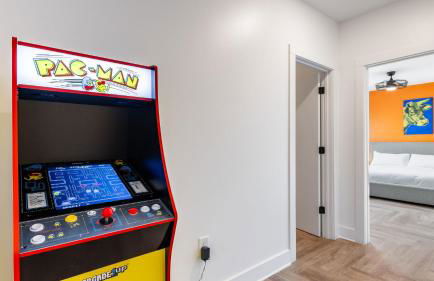 Dual Bachelor Pads w/ Rooftop Lounge & Games Sleeps 26 5 Min to Broadway - Foto 55