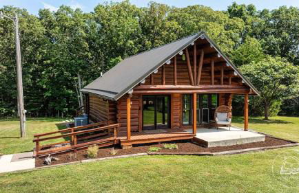 A Novel Stay 3 bed 2 bath log cabin in Shelbyville, IL - Foto 1