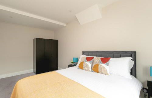Skyvillion - COZY LARGE 4 & 1 Bed Apartments in London Enfield, Mins to Tube Station, Free Wi-Fi - Foto 58