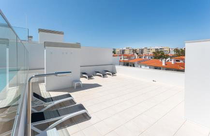 Modern 2BR w Rooftop Pool & Parking by LovelyStay - Foto 14