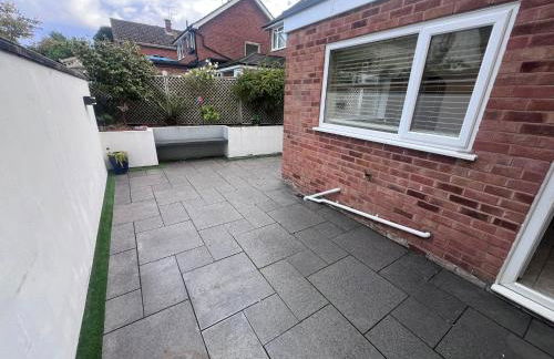 M54 Luxury Escape Sleeps 7- 4 Beds Off M54 - Driveway Parking- RAF Cosford Telford Albrighton Oxley Staffordshire -JLR Wolves Stafford I54 Business Park- 10 Mins to M6- 45 Mins to NEC and BHX Airport Regular & Long Work Stays available - Samina- ARZ Stays - Foto 19