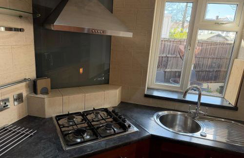 Entire 2 Bed House in London Area - Parking - Sleeps 5 - Foto 4