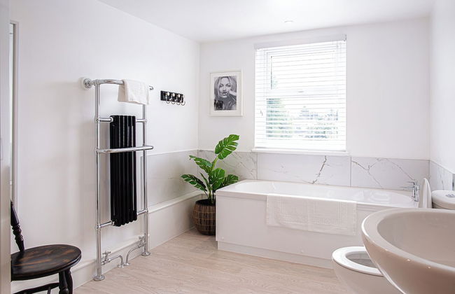 Stunning Townhouse with Large Garden - Photo 39