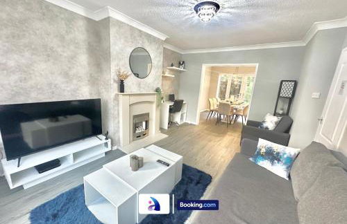 Spacious 3 BDR By Avalora Short Lets & Serviced Accommodation Queensway With Big Garden, Near Train Station, Airport & Large Driveway - Photo 5