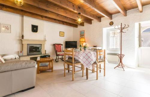 Maison rénovée typique, calme, proche mer, 2 cours fermées, cheminée et équipements pour enfants. - FR-1-306-836 - Foto 2