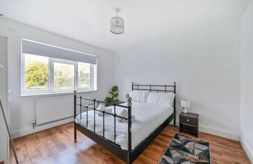 Serene 2 Bedroom Flat Free Off-Street Parking 1 ELWB Van Close to Tube - Foto 2