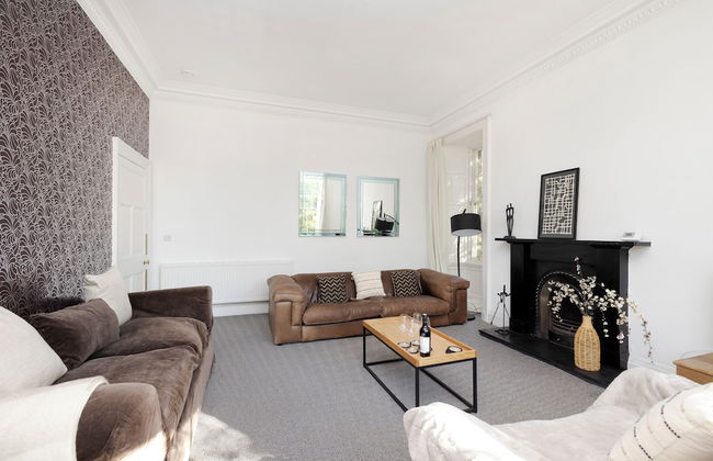 Delightful 3-bed Flat with Parking - Foto 36