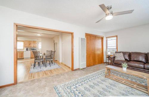 Cozy 1 Bed 1 Bath Home with Garage and Fenced Yard - Foto 5