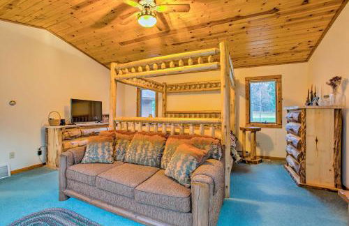 Riverfront Manton Cabin with Pool Table and Fire Pit! - Foto 17