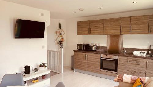Cheerful 2-bed townhouse in Wakefield with parking - Foto 2