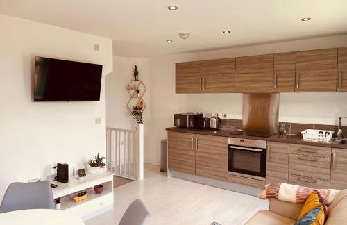 Cheerful 2-bed townhouse in Wakefield with parking - Foto 2