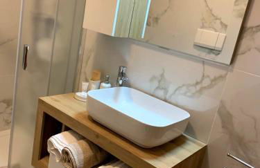 House 105 Suite Apartment - Photo 11