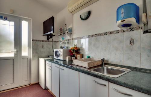 Apartments by the sea Prvic Luka, Prvic - 12064 - Photo 14