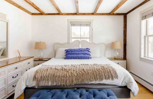 Entire Enchanting, Light-Filled 1830 Farmhouse - Foto 43