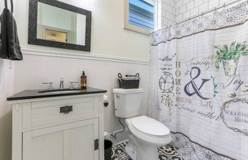 Chic 3BR NOLA Retreat, Streetcar Access, Ideal for Families & Friends - Foto 4