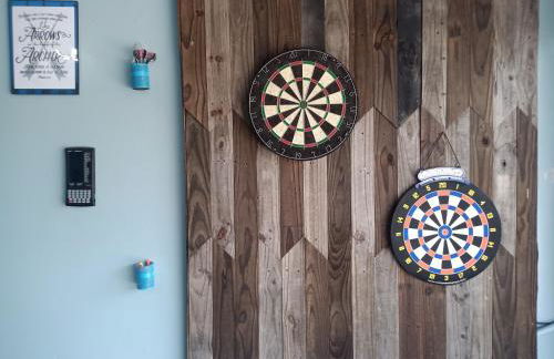 Ultimate Game Room Oasis for 12 - Private Patio - BBQ - 2 Kings - 6 TVs - Full-Body Massage Chair - Foto 5