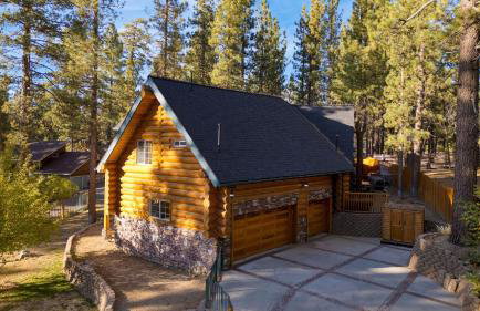 Pinetree Place by Avantstay Group Cabin w/ Hot Tub Minutes to the Lake - Photo 74
