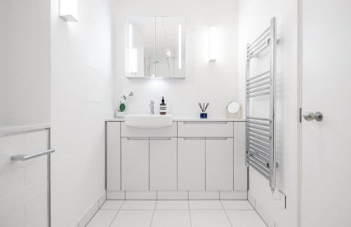 Luxury Central Mayfair Townhouse with A/C 3BR 3BA - Photo 21