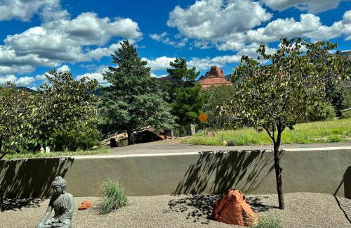 Sedona Uptown Gem!Large yard w grass and shade trees! Views!! NEW! BARREL SAUNA!!! Close to trails, walk to Uptown Sedona, restaurants and shopping - Foto 6