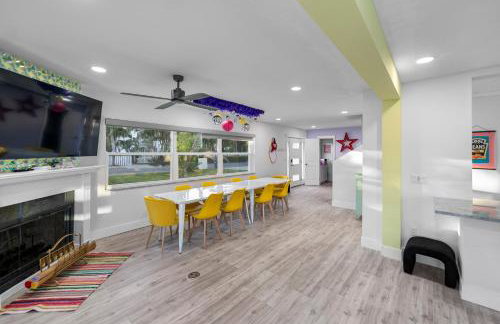 Pink Pony Villa - Waterfront Escape with Pool & Themed Rooms - Foto 18