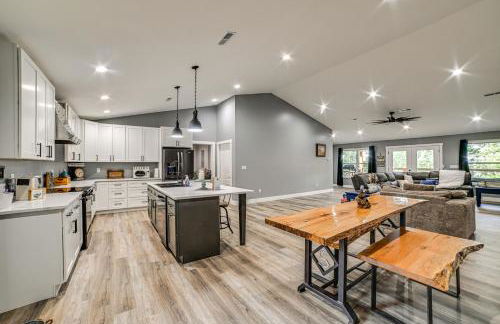 Walk to Lake Barkley! Family Home with Outdoor Oasis - Foto 8