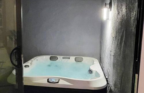 Upscale mid century on the green w Private Hot Tub - Foto 43
