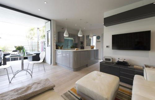 Two Bare Feet - Photo 7