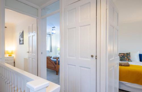 Award Winning Beautiful House in South Cambridge, 14-Min Drive to the City Centre, Free Parking, No Sofabeds, Sleeps 6 - Photo 25