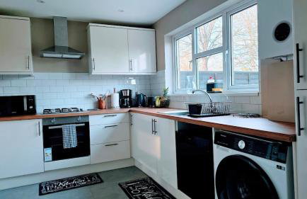 Modern 3 Bed House with Parking for Families and Contractors - Foto 6