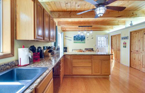 Hot Tub and Games! Lakeside Sherwood Forest Cabin - Foto 10