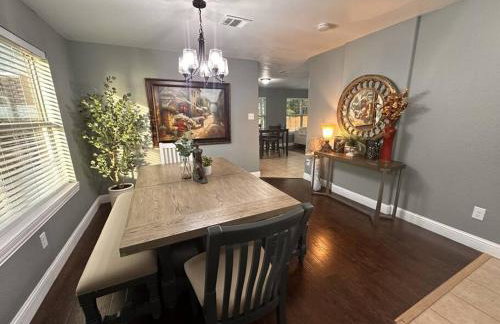 Lake Front Home, around 15 minutes drive to AT&T and Epic Water - Foto 5