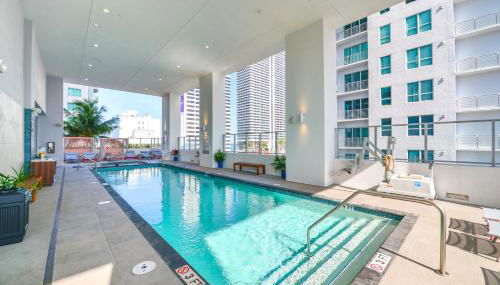 Stylish Stay in the Heart of Miami - Walk to Bayside & Bayfront Park - Foto 5, sunbed