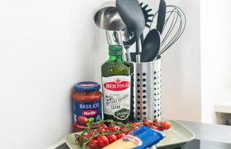 KAISER 02 by ROCKCHAIR Apartments l SUPERHOST Status l 3 Bedrooms Boxspringbeds 2 Bathrooms l Cozy Family & Business Flair 155 sqm 3 Balcony 2nd Floor Elevator up to 10 guests welcomes you! - Foto 21