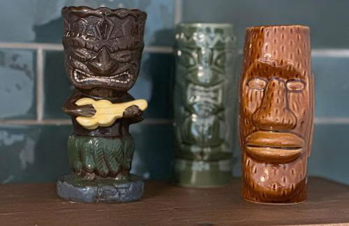 The Sleepy Tiki - game room, tiki lounge, firepit - Foto 28