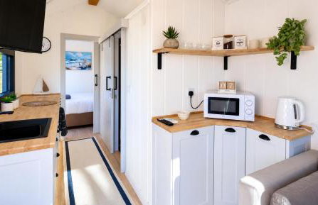 The Gatwick Cabin With Airport Parking Available - Foto 1