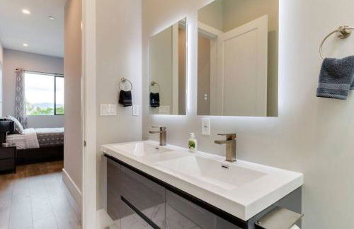 Luxury Modern 4 Bedroom 3 Bathroom Home with Rooftop Deck #2 - Photo 5