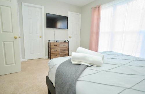 Modern Two BR Townhome, Workspace, Free Parking and Wi-Fi - Foto 10