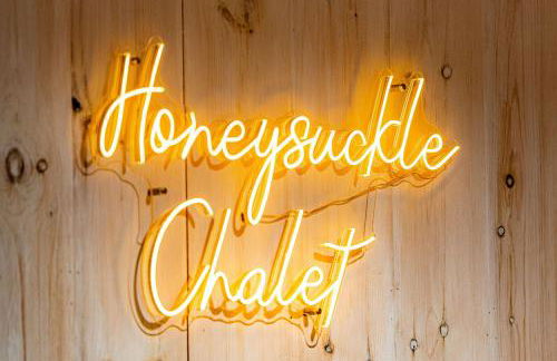 Honeysuckle Chalet - Luxe Mountain Chalet - Hot Tub, Wi-Fi, Pool Table, Party Deck, Fire Pit - 15 mins to Blue Ridge! - Foto 62