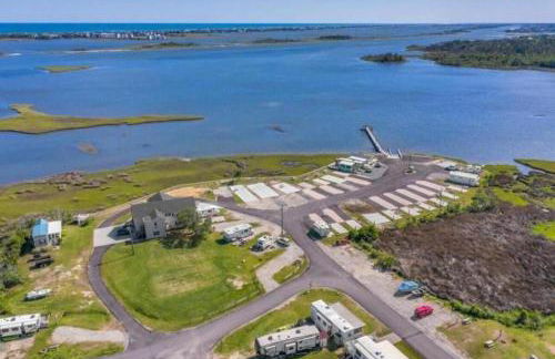 Unique Cabin Near Surf City with Loft and Parking - Foto 17