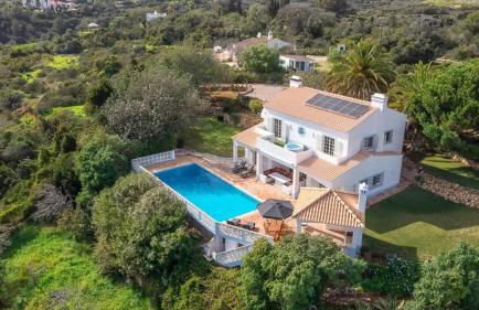 Spacious Villa Swimming Pool by HostWise - Foto 1