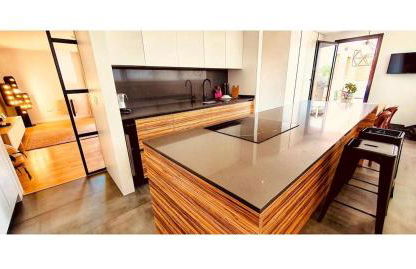 Lovely penthouse condo with pool - Photo 6