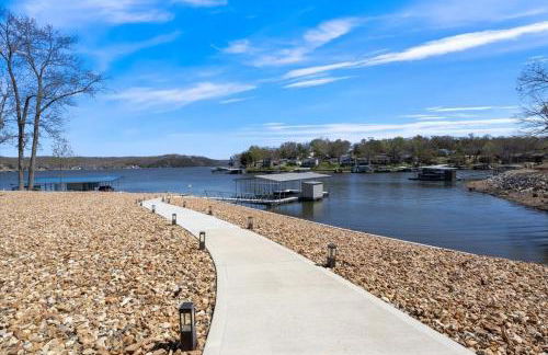 Accessible Lakeside Luxury at the 45mm w/ Private Dock, Sunset Views & More - Foto 58