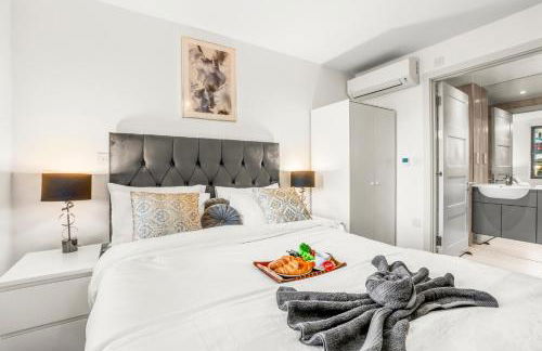 Two BDR Apt By Stay Aura Short Lets & Serviced Accommodation London With Free WiFi, Parking & 10 Min to Brentford Stadium - Foto 49