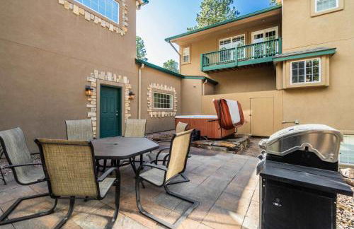 Luxury Retreat with Hot Tub Fire Pit & Forest Views - Foto 8