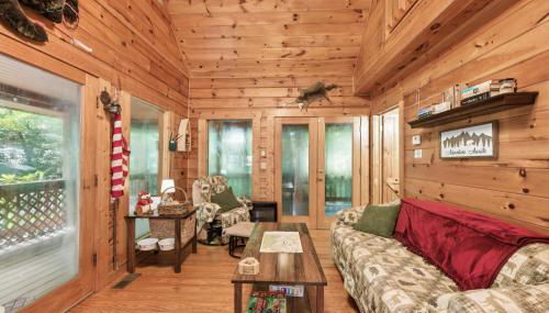 Cozy Creekside Cabin with Wraparound Porch home - Foto 5