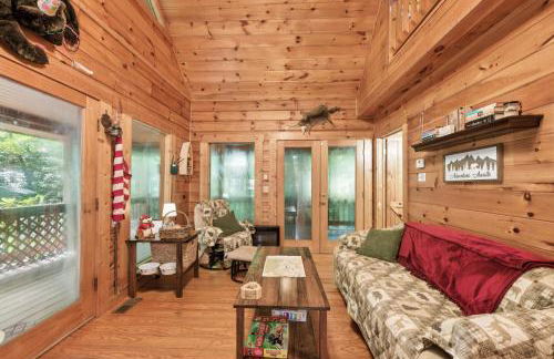 Cozy Creekside Cabin with Wraparound Porch home - Foto 5