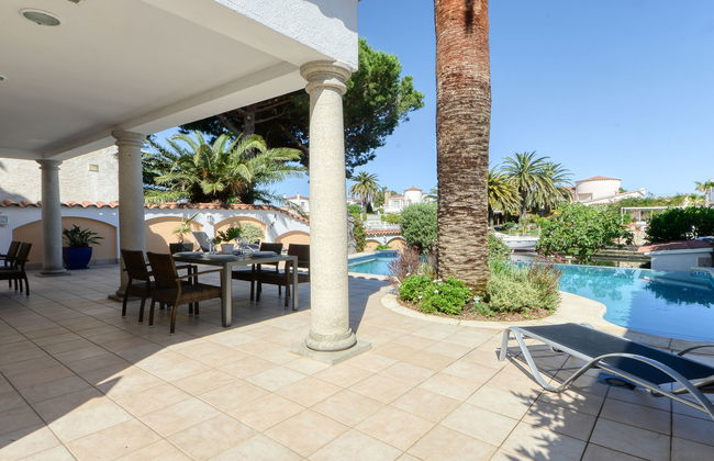 4 bedroom House in Castelló d'Empúries with private pool and garden - Photo 47